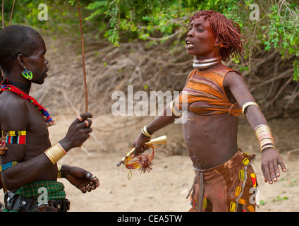 Hamer Woman Getting fouettés par les Whipper pendant la célébration de la cérémonie de l'Éthiopie Bull Jumping Banque D'Images