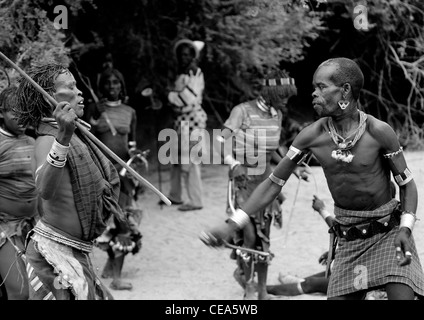 Hamer Woman Getting fouettés par les Whipper pendant la célébration de la cérémonie de l'Éthiopie Bull Jumping Banque D'Images