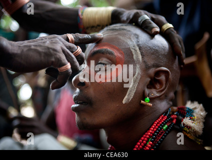 Hamer homme ayant son visage peint pour célébration de la cérémonie de saut de vache Vallée de l'Omo en Ethiopie Banque D'Images