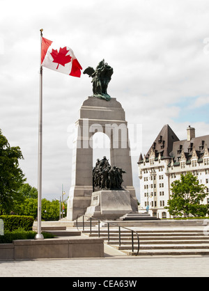 Le monument commémoratif de guerre avec drapeau canadien et l'Hôtel Fairmont Château Laurier, à Ottawa, au Canada. Banque D'Images