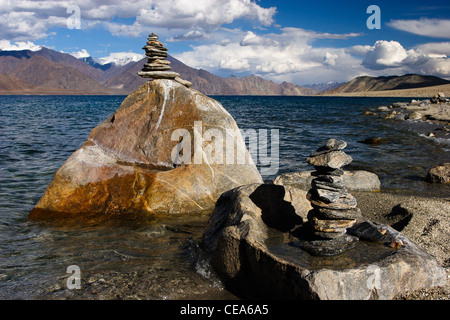 Pyramides de pierres sur la rive du lac Pangong au Ladakh, Inde Banque D'Images