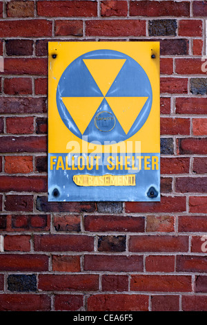Un panneau annonçant un abri sur un bâtiment abandonné sur la côte Est des USA. Banque D'Images