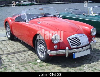 La MG MGA est une voiture de sport britannique classique qui a gagné en popularité dans les années 1950 pour son design élégant et ses performances sportives. Connue pour ses courbes élégantes et sa construction légère, la MGA reste une collection bien-aimée parmi les amateurs de voitures anciennes. Ce modèle représente l'âge d'or des voitures de sport d'après-guerre. Banque D'Images