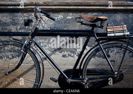 Vintage bicycle sur film set leaning against wall Edinburgh Scotland UK Banque D'Images