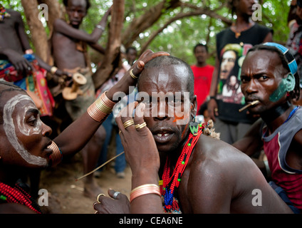 Hamer homme ayant son visage peint pour célébration de la cérémonie de saut de vache Vallée de l'Omo en Ethiopie Banque D'Images