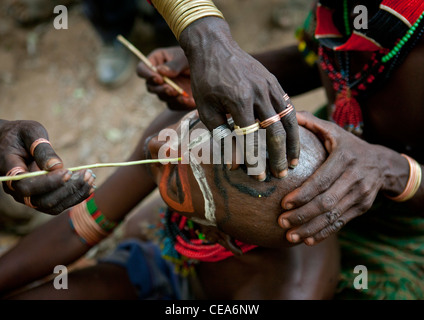 Hamer homme ayant son visage peint pour célébration de la cérémonie de saut de vache Vallée de l'Omo en Ethiopie Banque D'Images