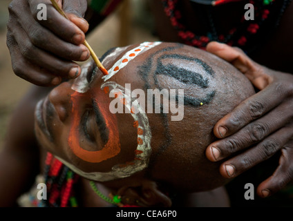 Hamer homme ayant son visage peint pour célébration de la cérémonie de saut de vache Vallée de l'Omo en Ethiopie Banque D'Images