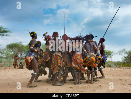 Hamer People Celebrating Jumping Bull cérémonie par des danses rituelles et de la musique traditionnelle de la vallée de l'Omo en Ethiopie Banque D'Images