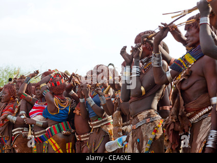 Hamer People Celebrating Jumping Bull cérémonie par des danses rituelles et de la musique traditionnelle de la vallée de l'Omo en Ethiopie Banque D'Images