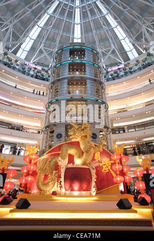 Dragon sculpture à l'intérieur du centre commercial Suria KLCC chinois pour 2012 l'année du dragon. Kuala Lumpur, Wilayah Persekutuan, Malaisie Banque D'Images