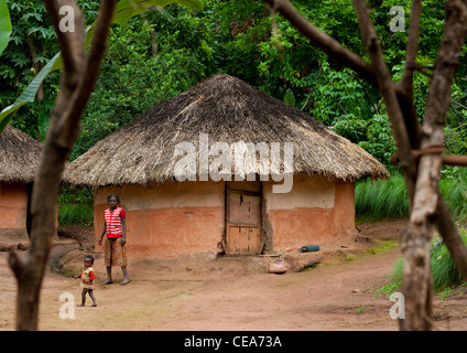 Maison de béton avec toit de chaume Ari Mère et fille de la vallée de l'Omo en Ethiopie Banque D'Images