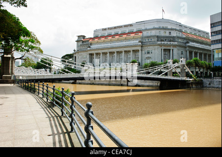 Fullerton Hotel par pont Cavenagh, Singapour. Banque D'Images