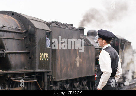 Locomotive à vapeur tirant un train de voyageurs sur la North Norfolk Railway - je veux être un pilote de moteur Banque D'Images