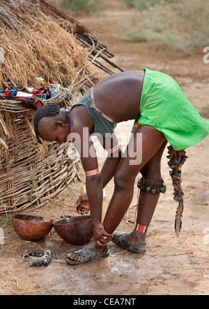 Is Femme avec lave ses pieds Original Hairstyle Ethiopie Banque D'Images