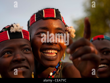 Smiling is deux jeunes femmes avec bandeau perlé cérémonie saut l'Ethiopie Banque D'Images