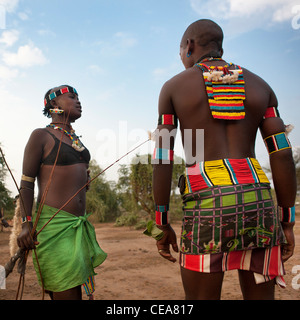 Les femmes Cavalier Bana Bull Famille Obtenir fouetté par une grande cérémonie de saut Bull batteur Ethiopie Banque D'Images