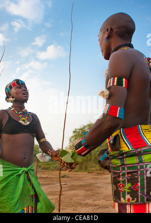 Les femmes Cavalier Bana Bull Famille Obtenir fouetté par une grande cérémonie de saut Bull batteur Ethiopie Banque D'Images