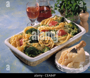 Maccaroni - le brocoli au gratin avec les tomates et les petits pois Banque D'Images