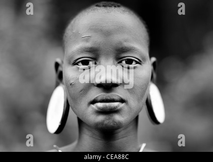 Portrait d'une jeune fille tête rasée Mursi avec plaque d'argile dans les oreilles à Jinka Vallée de l'Omo en Ethiopie Banque D'Images