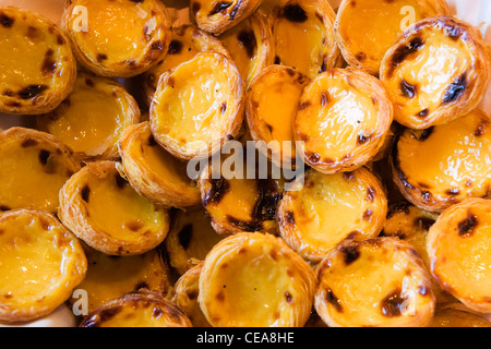 Borough Market Londres baker patisserie cake shop store caler pile d'oeufs fraîchement cuits au four crème anglaise saupoudrée de cannelle tartelettes pastel de nata portugais Banque D'Images