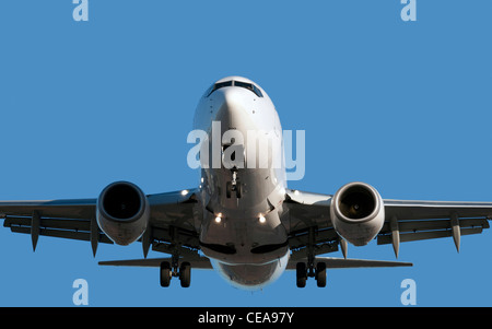 Deux moteurs avant l'atterrissage de l'avion à réaction Banque D'Images