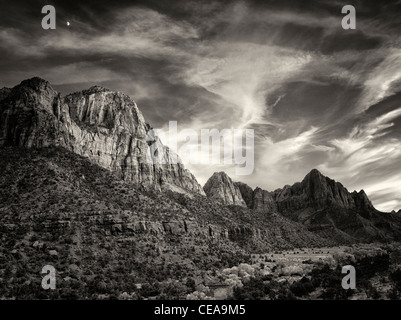 Coucher du soleil avec le gardien et le pont,la montagne coucher du soleil et de la lune. Zion National Park, Utah Banque D'Images