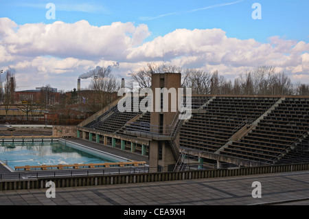 Berlin : plongeoir et piscine extérieure au printemps près de Olympiastadion . Banque D'Images