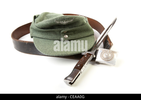 Ceinture de képi couteau baïonnette du soldat allemand sur un fond blanc Banque D'Images