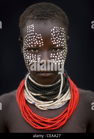 Portrait de femme aux yeux bleus foncé Belle Karo avec points blancs peints sur le visage portant Collier et boucles d'Ethiopie Banque D'Images