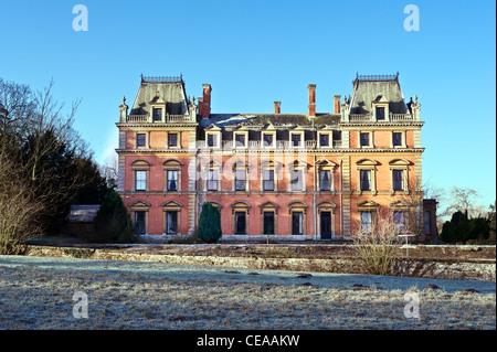 Maison de campagne anglaise, construite en brique dans le style d'un château français, mais à l'époque victorienne à East Carlton Country Park, Corby, Angleterre. Banque D'Images