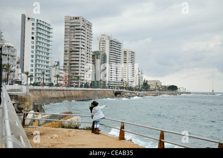 Enfants sur la corniche, la promenade à Beyrouth Banque D'Images