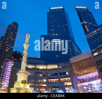 Monument de Christophe Colomb à travers de la Time Warner Center, New York Banque D'Images