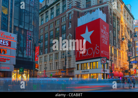 Flou de la circulation en face de Macy's Herald Square pendant la saison des achats de vacances Banque D'Images