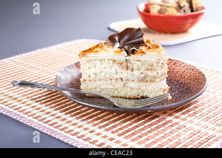 Plat à gâteau avec le bouchon et les cookies sur une table Banque D'Images