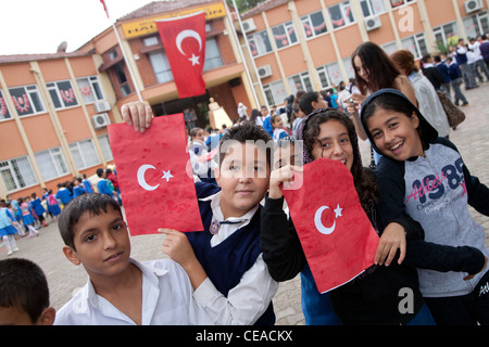 Heureux les écoliers turcs célèbrent la Journée de la République turque à Tekirova ville, la Turquie le 29 octobre, 2010 Banque D'Images