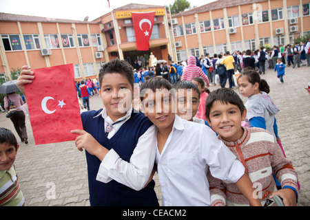 Heureux les écoliers turcs célèbrent la Journée de la République turque à Tekirova ville, la Turquie le 29 octobre, 2010 Banque D'Images