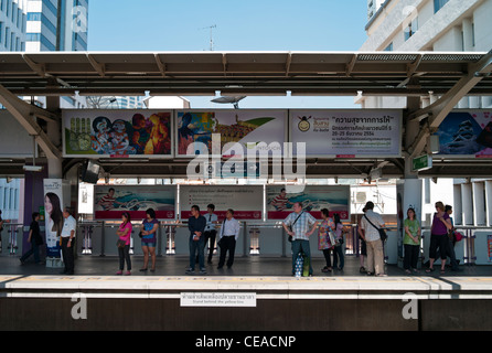 Les personnes en attente sur une plate-forme de la station de BTS Sky Train, Siam Central, Bangkok, Thaïlande. Banque D'Images