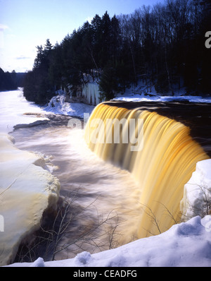 Tahquamenon Falls State Park par le même nom dans la région de Upper Peninsula Michigan juste après la cascade de glace s'est détaché en Mars Banque D'Images