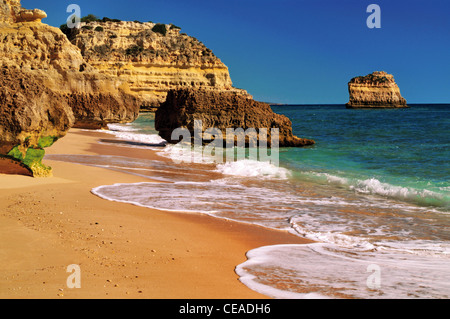 Le Portugal, l'Algarve : plage Praia da Marinha Banque D'Images