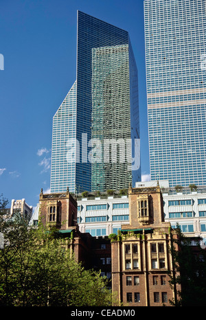 UN Plaza Hotel Tudor avec en premier plan des bâtiments de la ville, la Première Avenue, NYC Banque D'Images