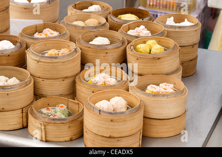 Dim Sum à la vapeur dans des plateaux de bambou par des vendeurs de rue à Melaka en Malaisie Banque D'Images