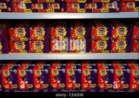 Cadbury creme oeufs dans un supermarché au Royaume-Uni Banque D'Images