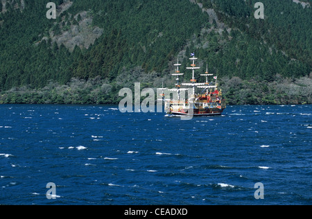 Bateau pirate touristique sur le lac Ashino, avec le Mont Fuji dans une distance, Hakone, préfecture de Kanagawa, Japon Banque D'Images