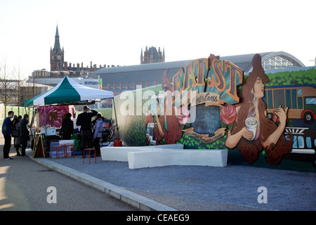 Manger 'Rue' signe sur le Boulevard du Roi à King's Cross, Londres. Stands de nourriture sont mis en place entre le re-développement. Banque D'Images