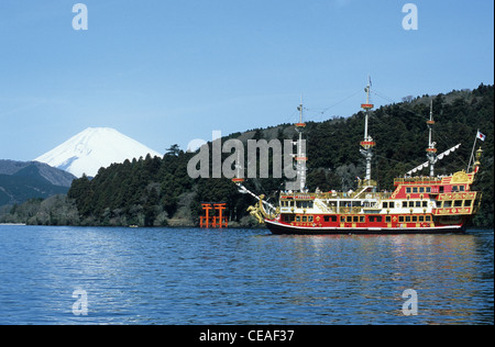 Bateau pirate touristique sur le lac Ashino, avec le Mont Fuji dans une distance, Hakone, préfecture de Kanagawa, Japon Banque D'Images