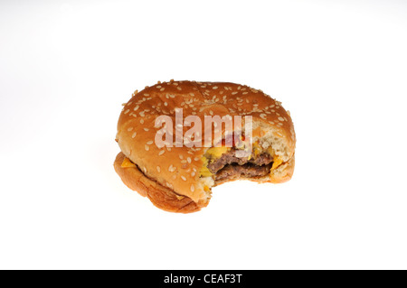 Burger King partiellement mangés double cheeseburger sur fond blanc dentelle USA. Banque D'Images