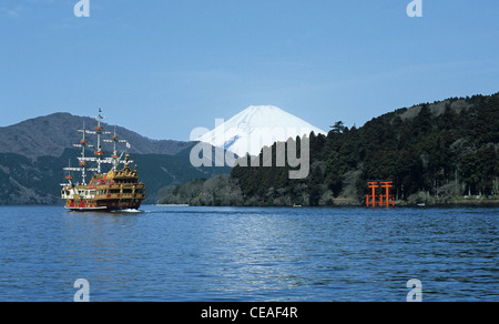 Bateau pirate touristique sur le lac Ashino, avec le Mont Fuji dans une distance, Hakone, préfecture de Kanagawa, Japon Banque D'Images