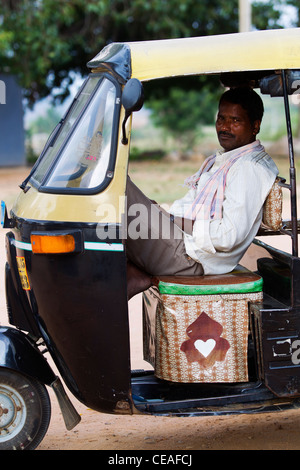 Chauffeur de taxi pousse-pousse attendent des passagers à Hampi, Karnataka, Inde Banque D'Images