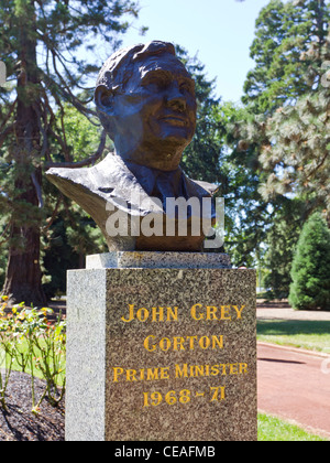 Buste de Premier Ministre John Gorton gris dans l'affaire Ballarat Botanical Gardens. Banque D'Images