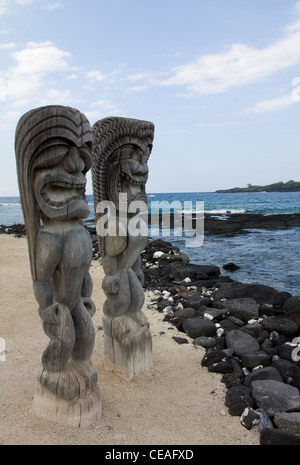 Sculptures en bois, Pu'uhonua O Honaunau National Historical Park, côte de Kona, Big Island, Hawaii Banque D'Images